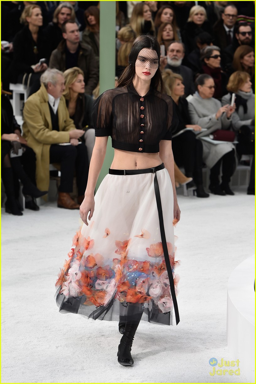 kendall jenner braless karl lagerfield fashion show 08