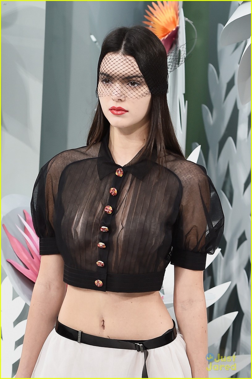 kendall jenner braless karl lagerfield fashion show 09