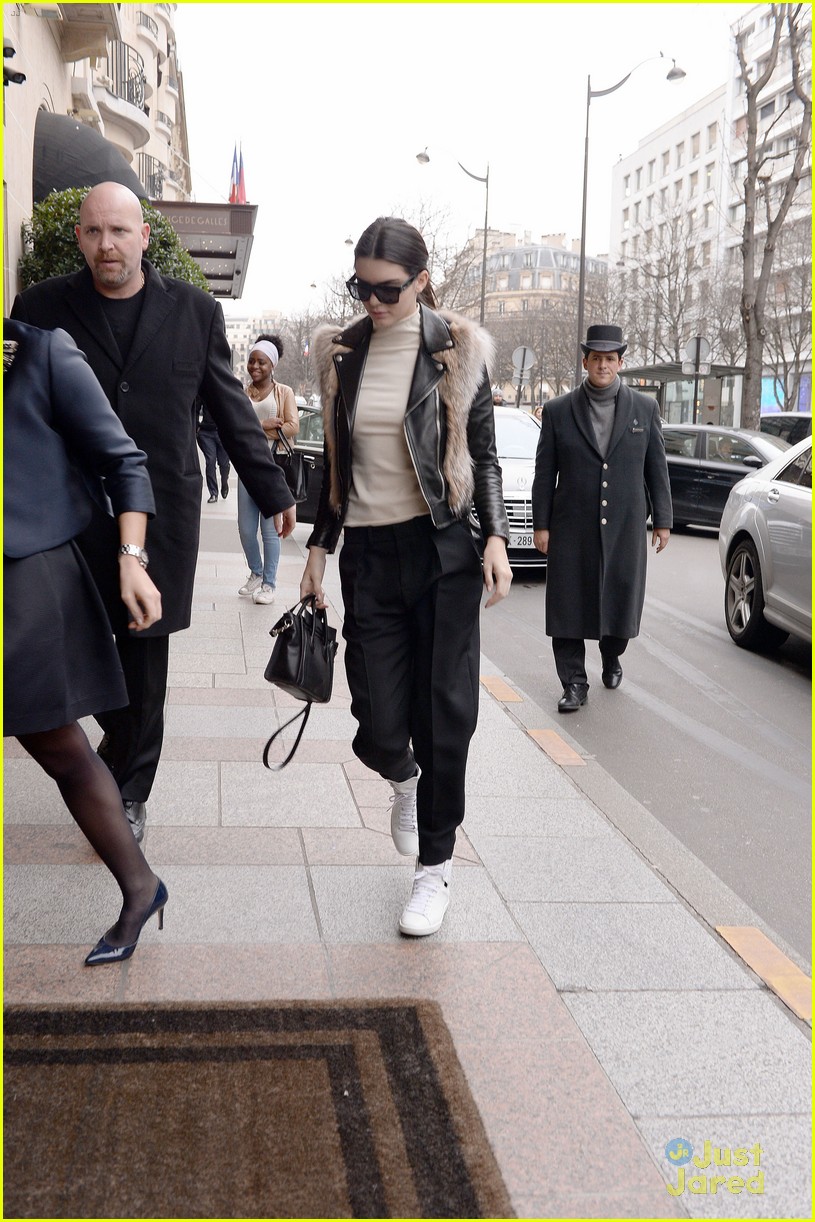 kendall jenner braless karl lagerfield fashion show 11