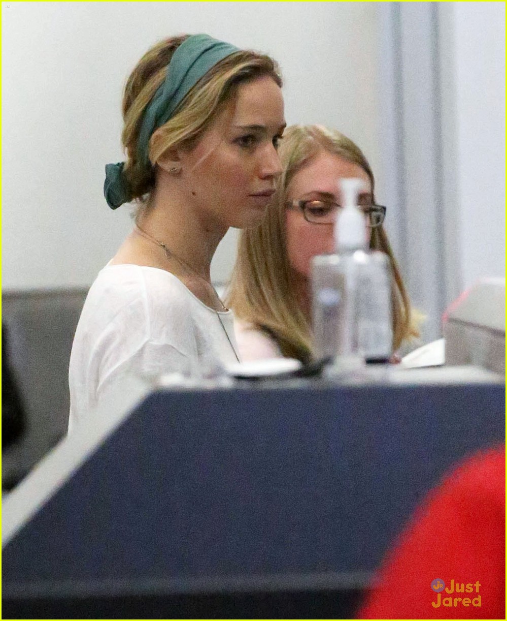 jennifer lawrence catches flight out of lax 04