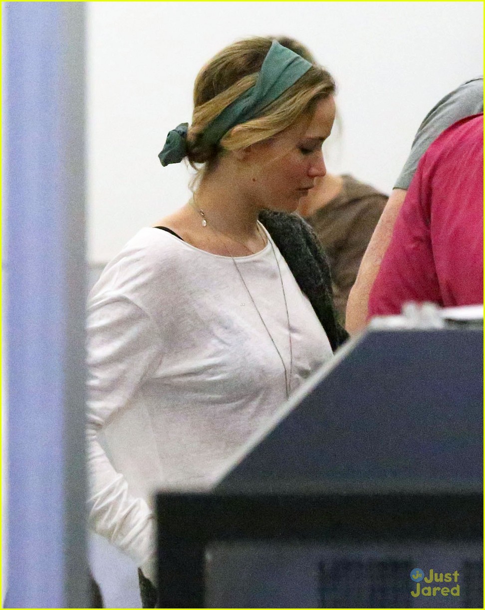 jennifer lawrence catches flight out of lax 05