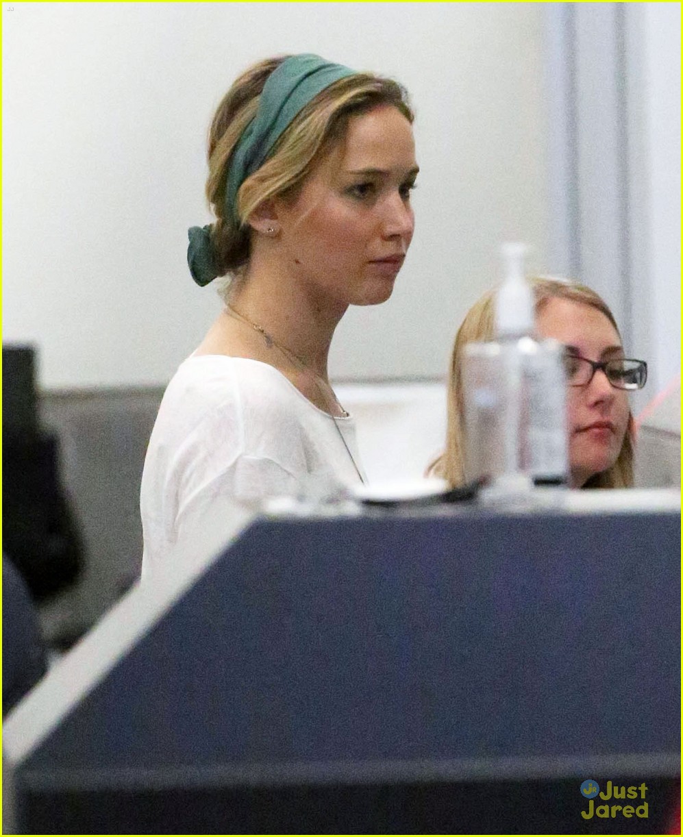 jennifer lawrence catches flight out of lax 08