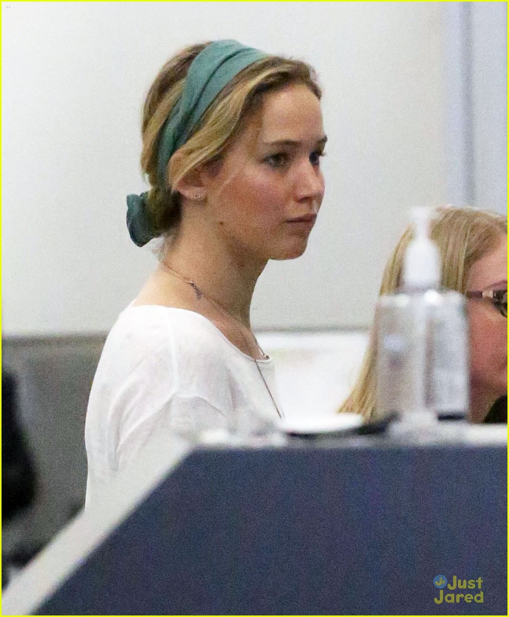 jennifer lawrence catches flight out of lax 09