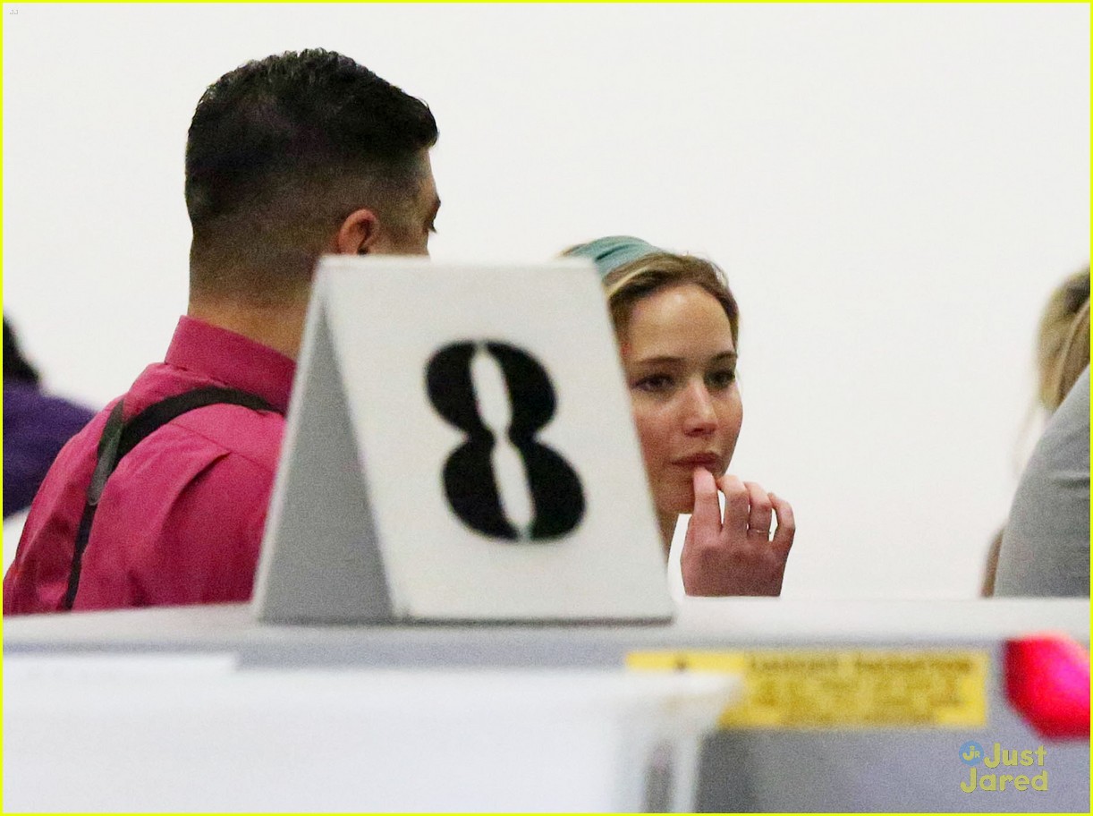 jennifer lawrence catches flight out of lax 11