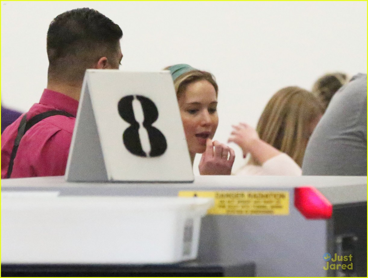 jennifer lawrence catches flight out of lax 12