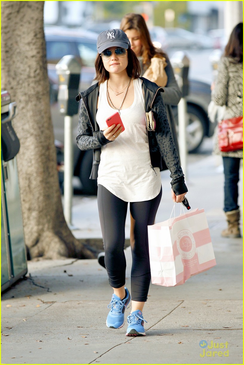 lucy hale shopping before new pll episode 06