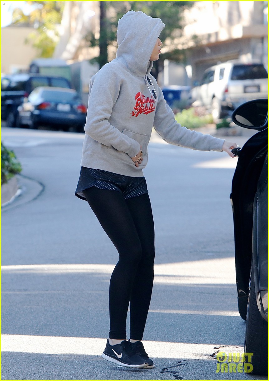 miley cyrus starts her day off with fairy tales 03