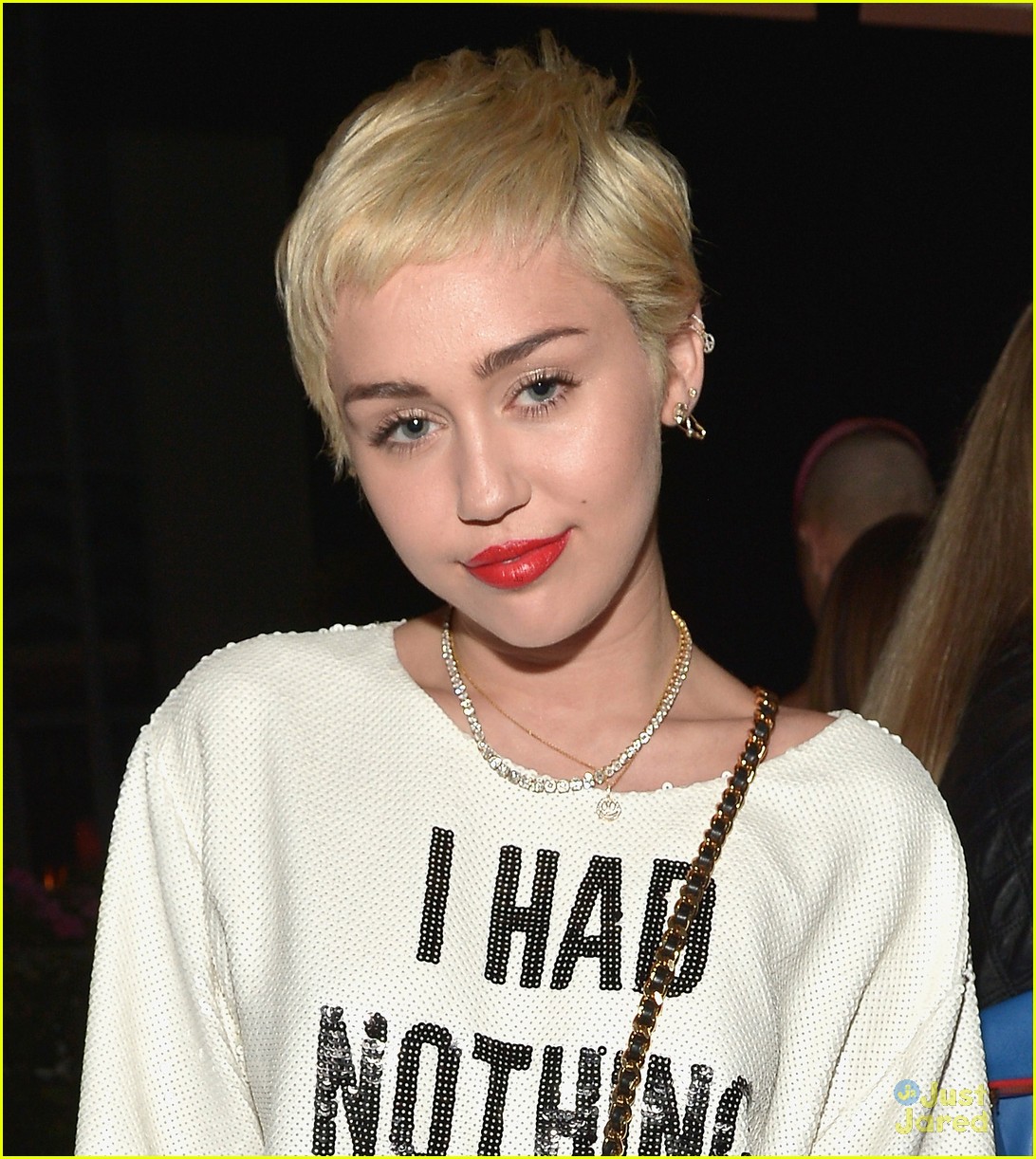 miley cyrus shirt dress message daily front row fashion show 01