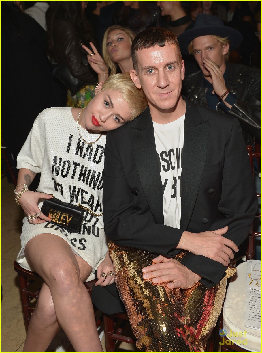 miley cyrus shirt dress message daily front row fashion show 02