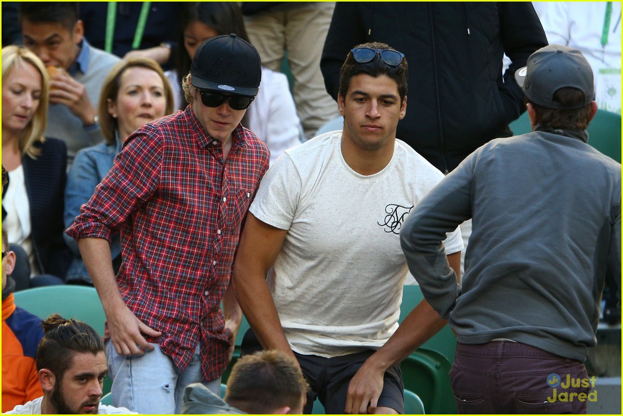niall horan watches andy murray advance 01
