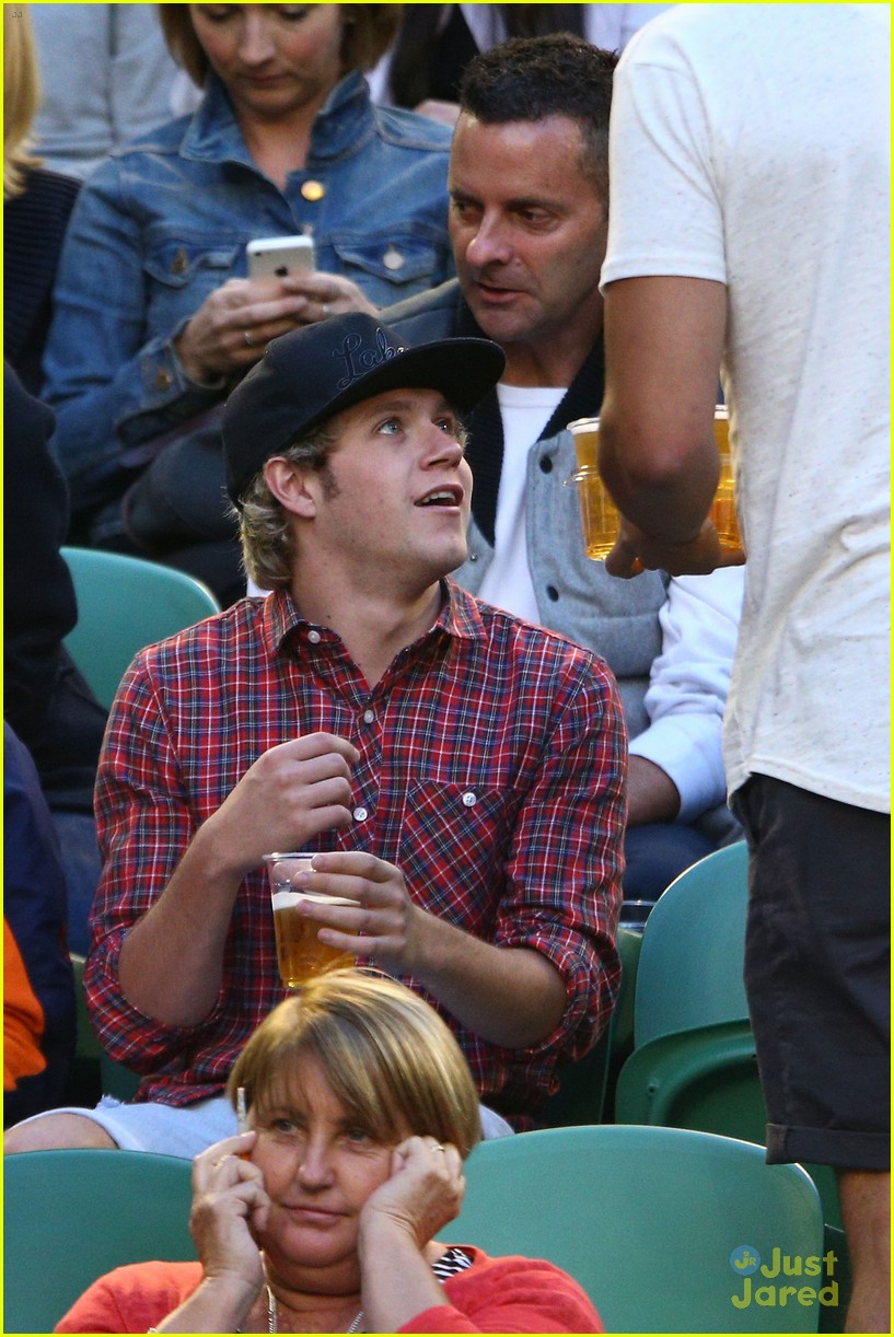 niall horan watches andy murray advance 03