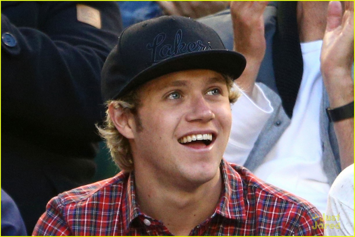 niall horan watches andy murray advance 04