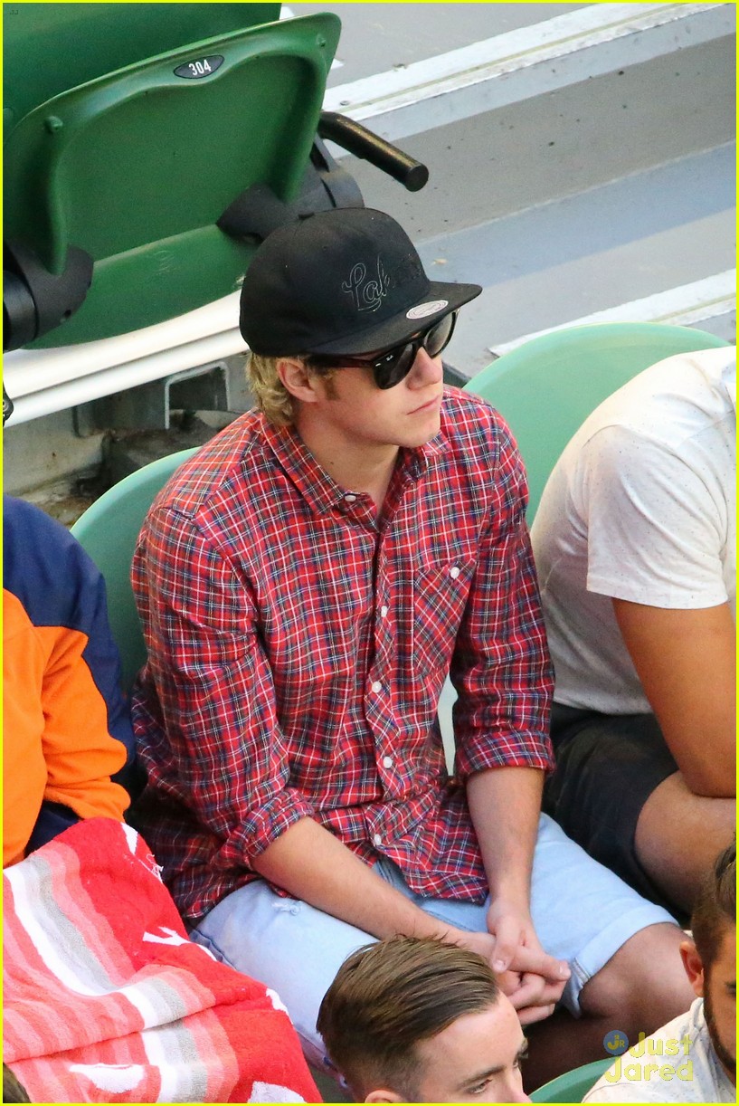 niall horan watches andy murray advance 05
