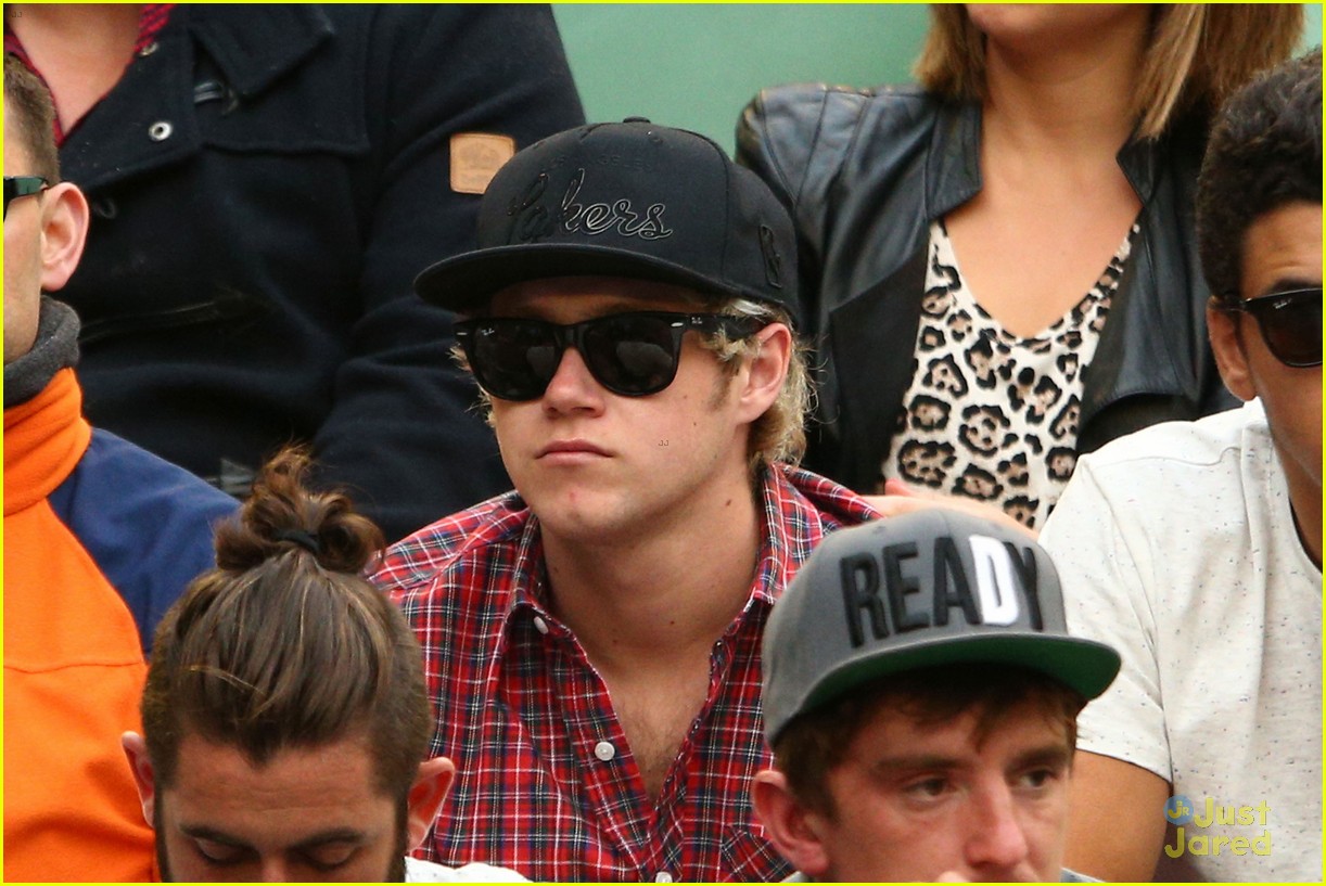 niall horan watches andy murray advance 06