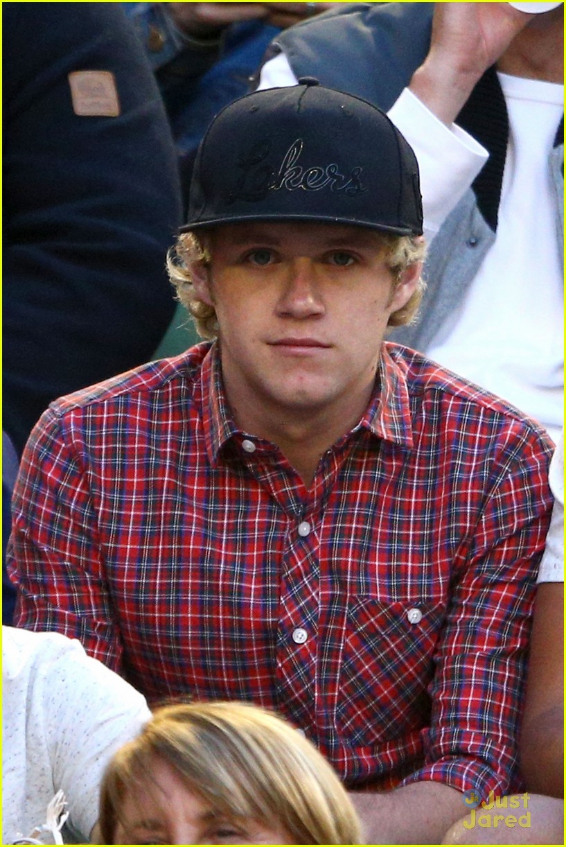 niall horan watches andy murray advance 10