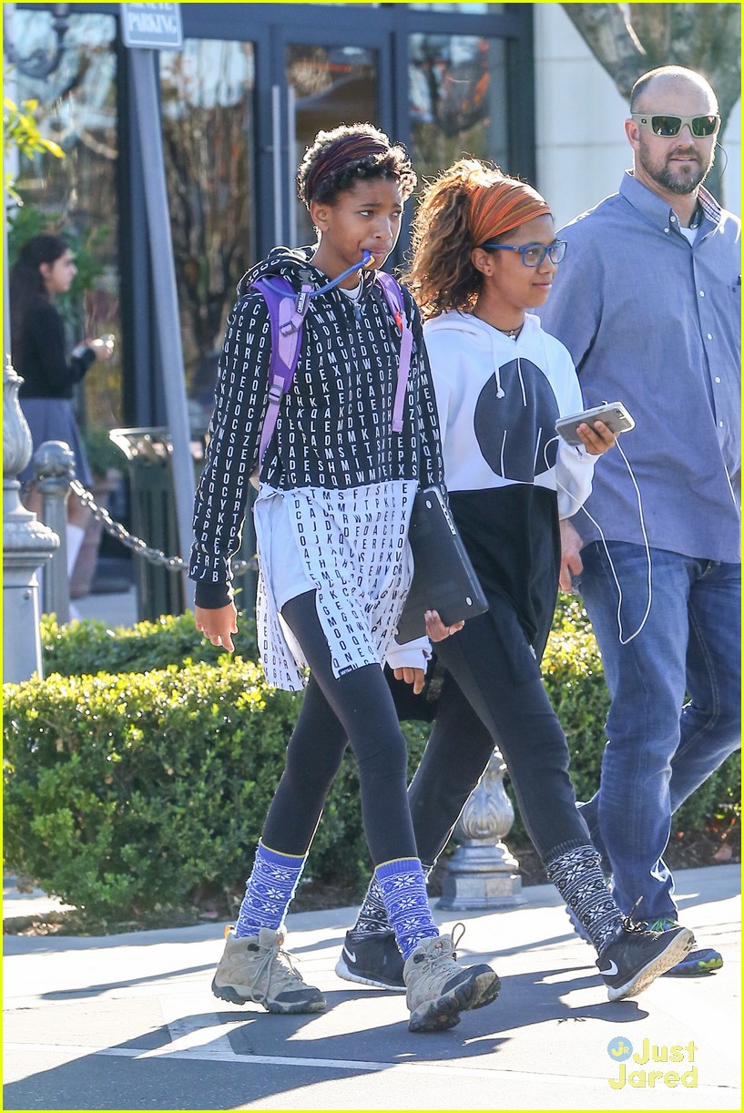 willow smith flashes a peace sign 11