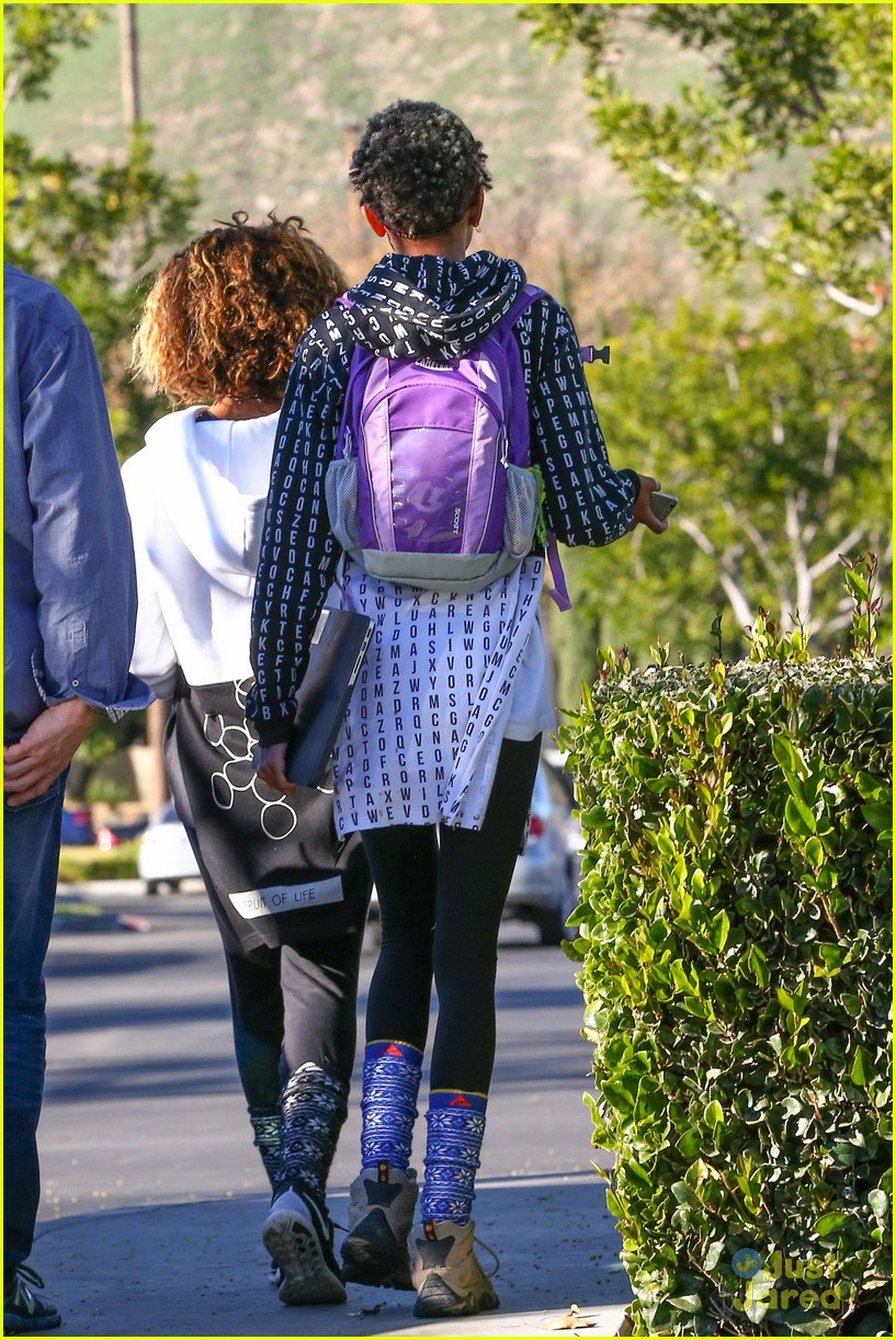 willow smith flashes a peace sign 15