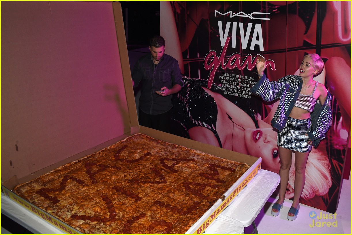miley cyrus giant piece of pizza viva glam launch 03