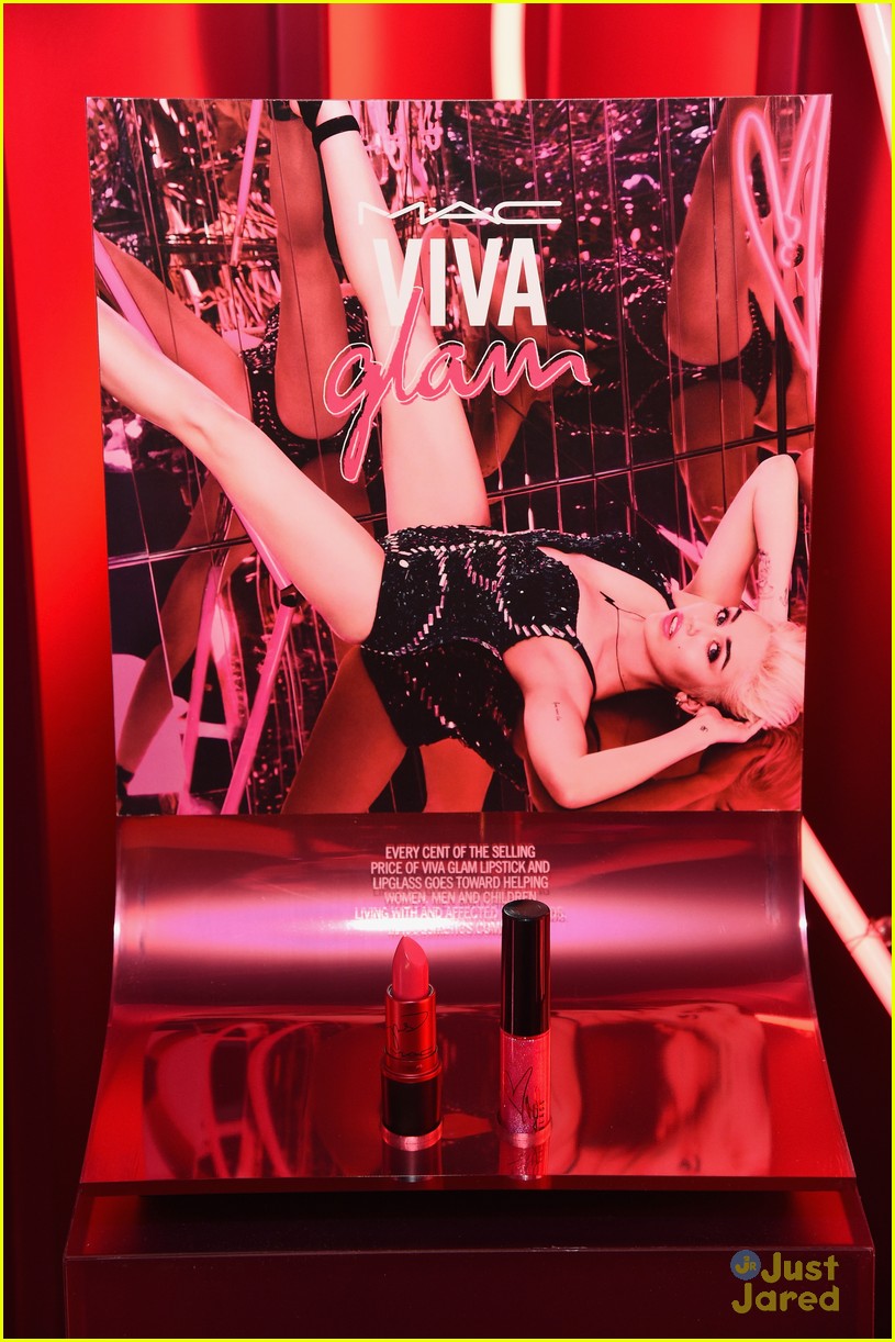 miley cyrus giant piece of pizza viva glam launch 06