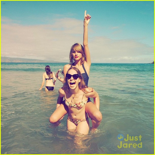 taylor swift reveals her belly button in a tiny bikini 03