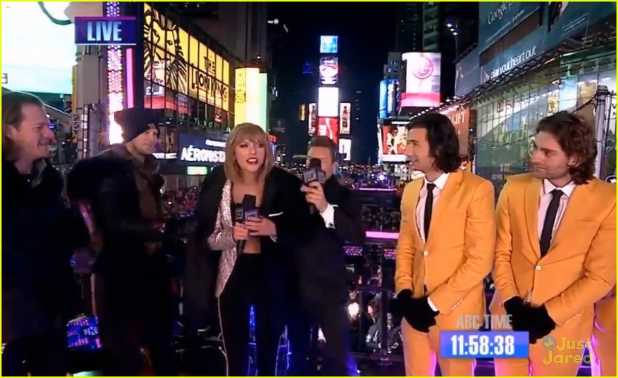 taylor swift warms up with ryan seacrests coat on new years eve 03
