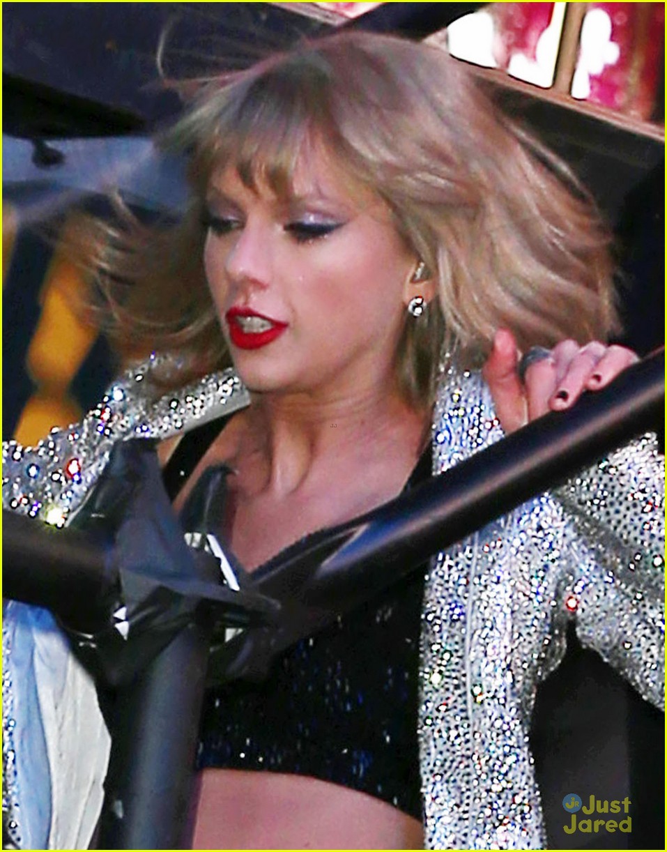 taylor swift falls down stairs on new years eve 2015 02