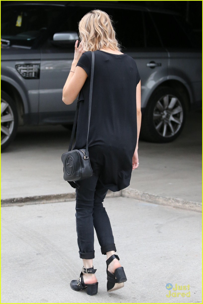 emma roberts shops at urban outfitters 20