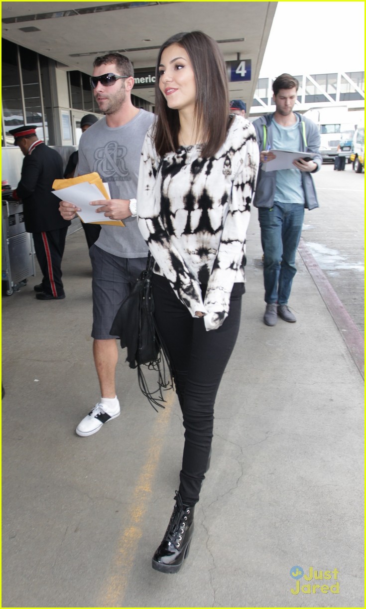 victoria justice flies out nyc live appearance 06