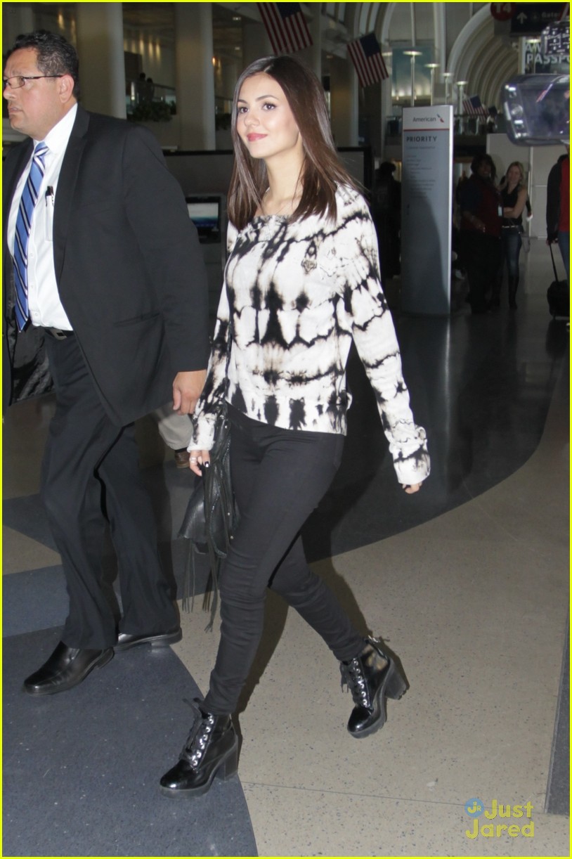 victoria justice flies out nyc live appearance 07