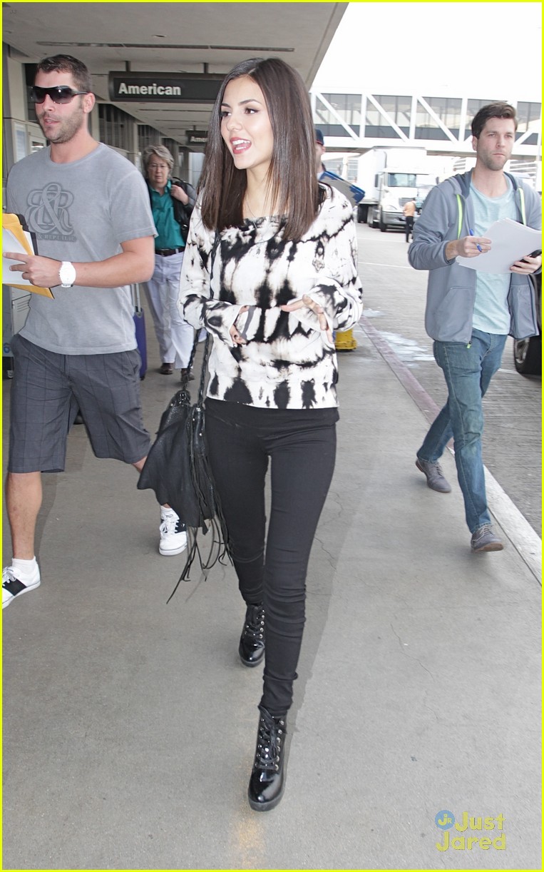 victoria justice flies out nyc live appearance 08