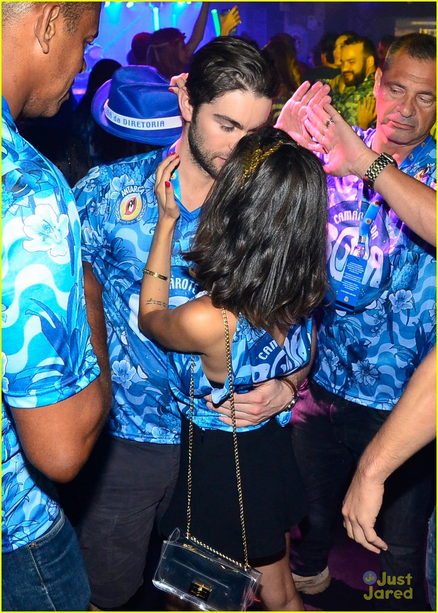 chace crawford makes out with a brazilian singer in rio 04