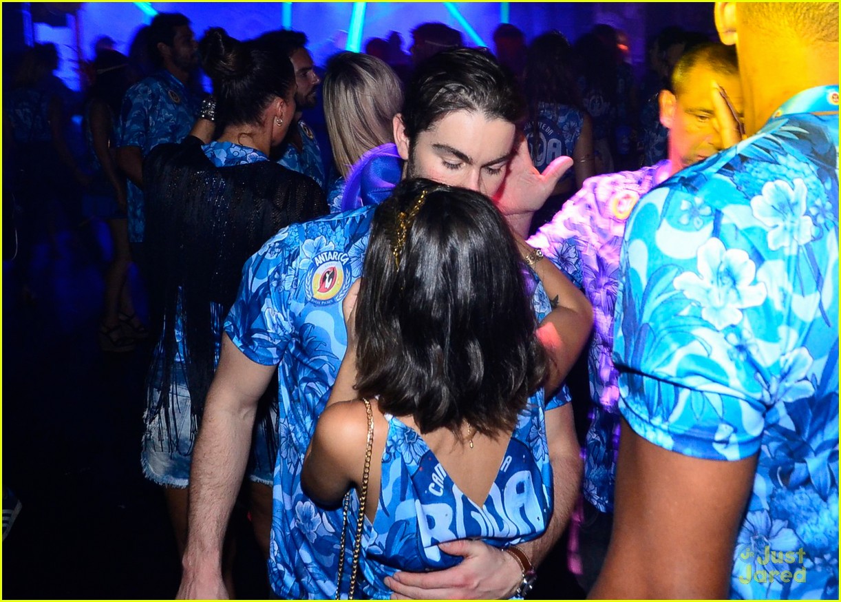 chace crawford makes out with a brazilian singer in rio 41