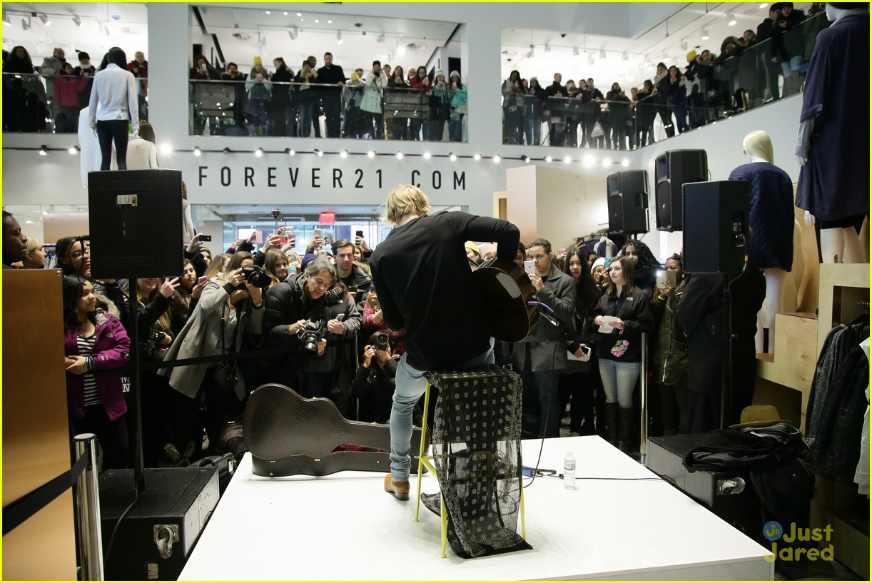 cody simpson forever 21 store opening 01