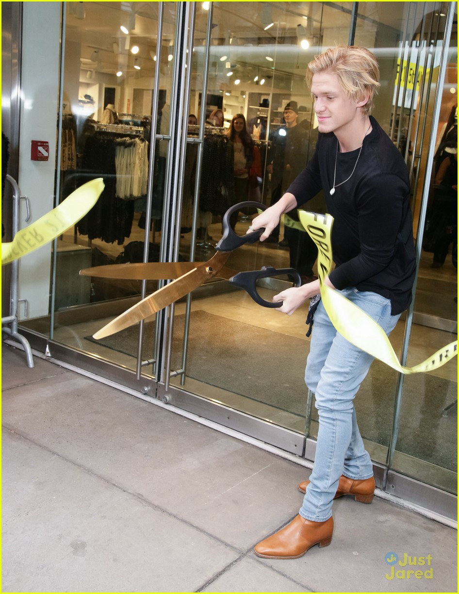 cody simpson forever 21 store opening 06