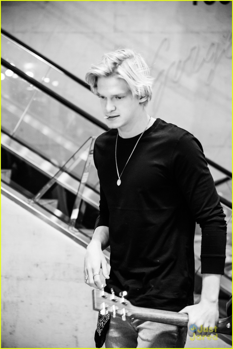 cody simpson forever 21 store opening 08