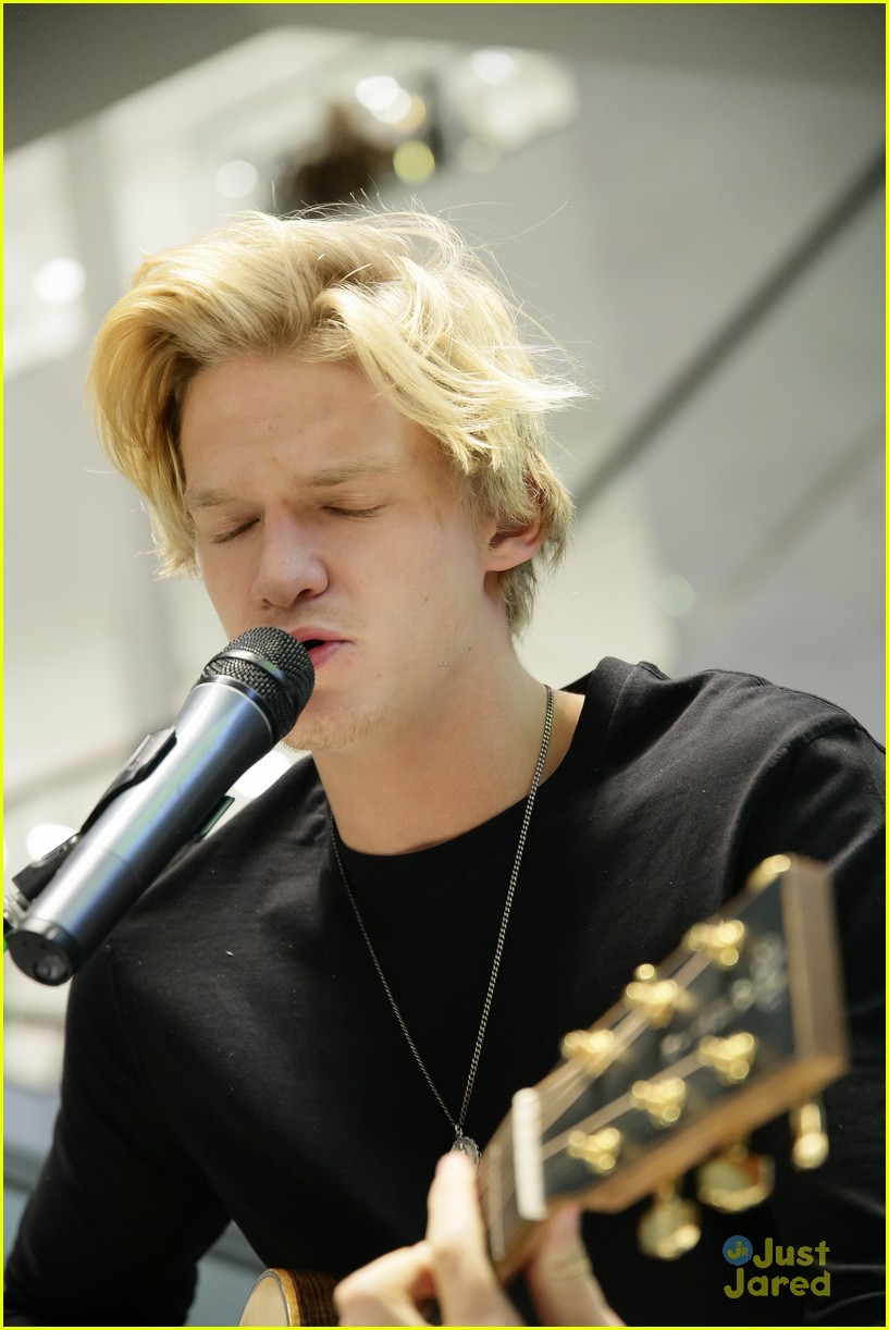 cody simpson forever 21 store opening 09