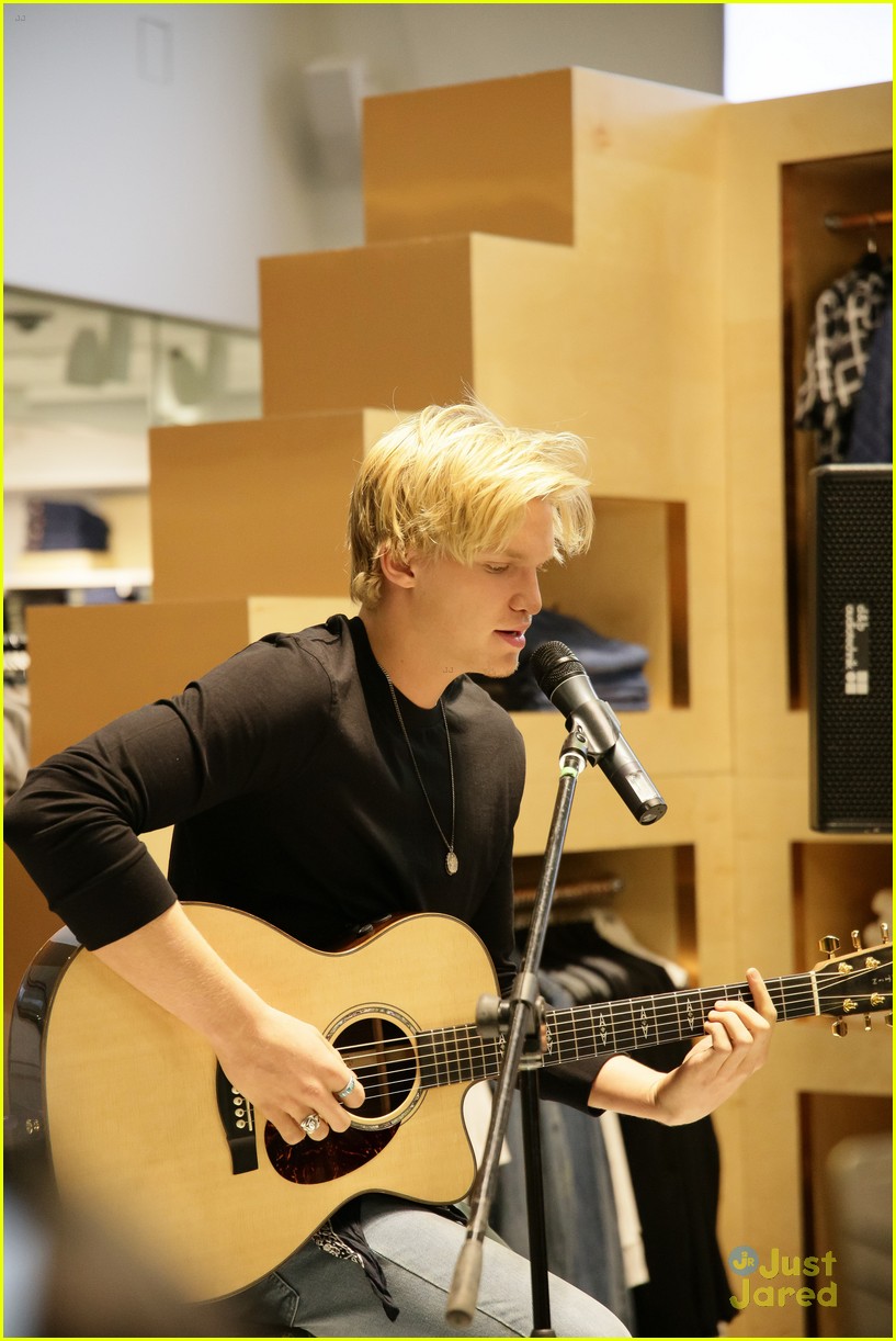 cody simpson forever 21 store opening 11