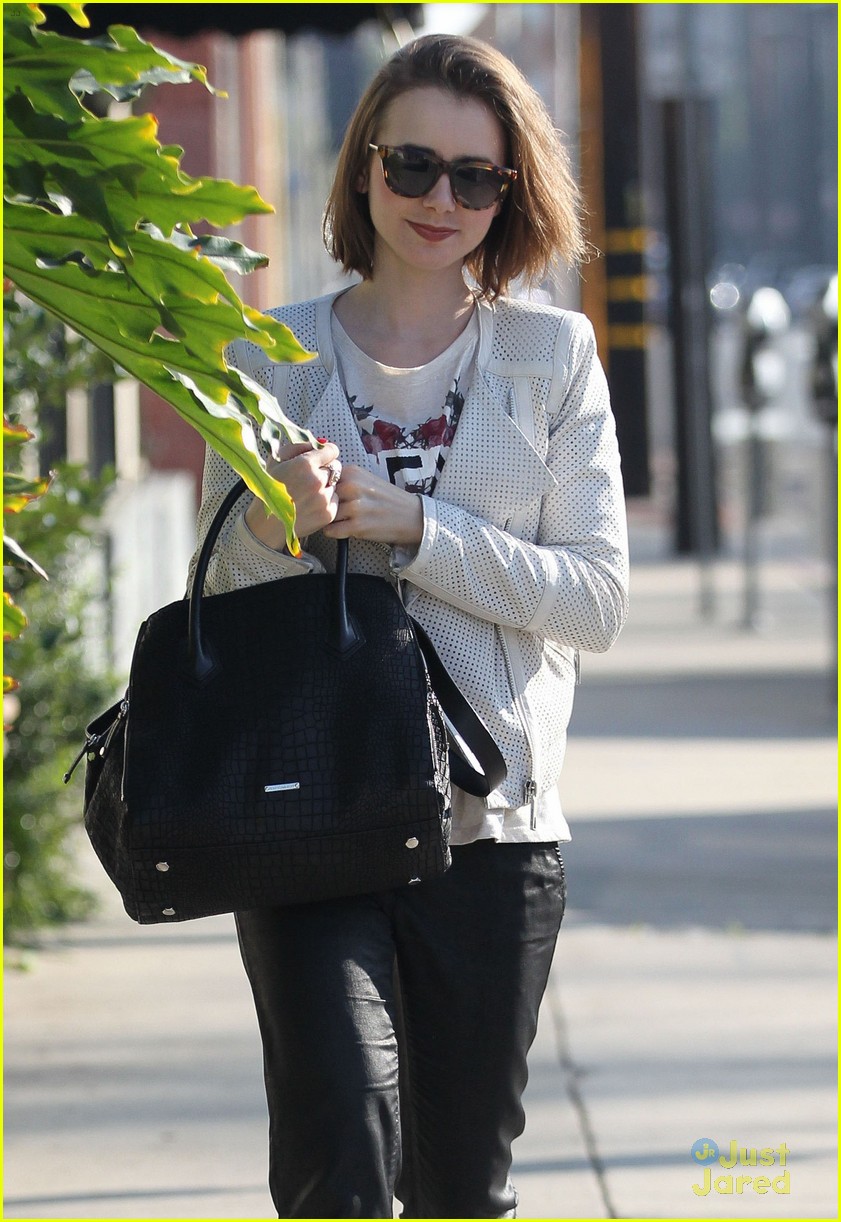 lily collins abercrombie fitch shopping 02