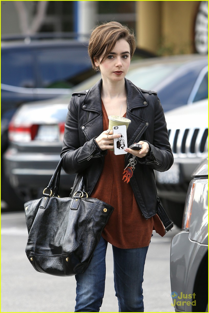lily collins suffers sore feet oscars dancing 02