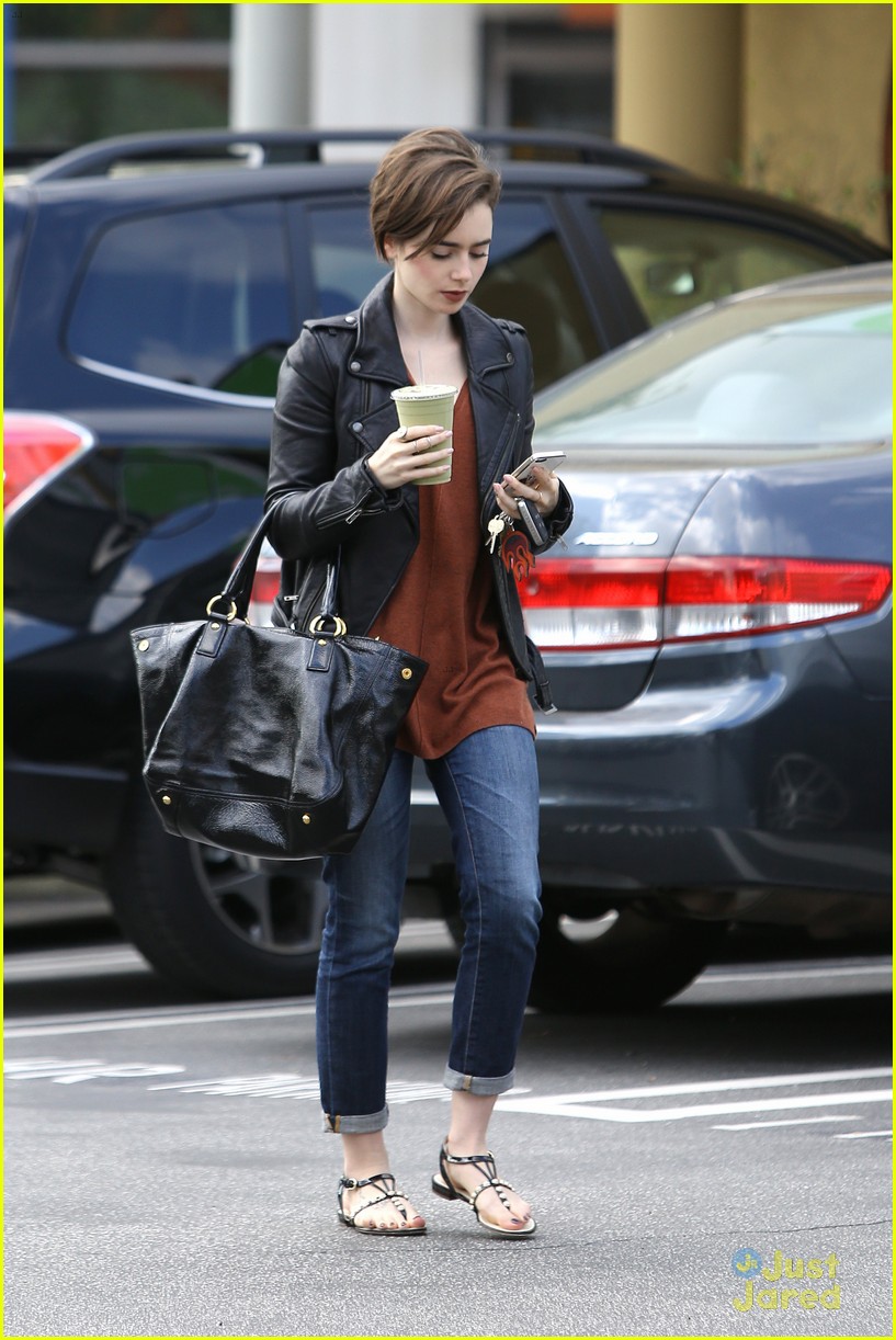 lily collins suffers sore feet oscars dancing 03