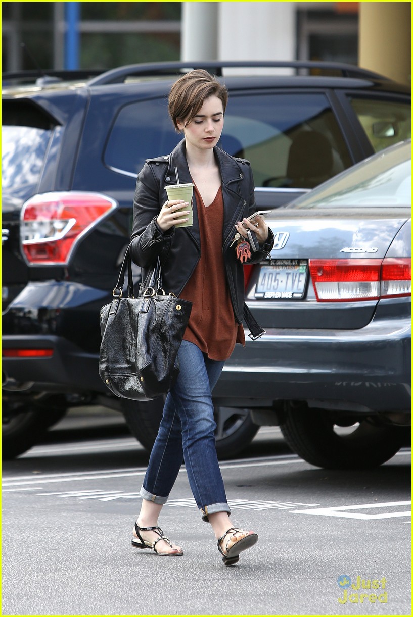 lily collins suffers sore feet oscars dancing 13