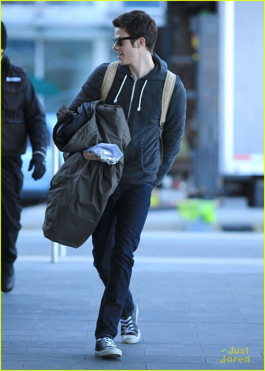 grant gustin playful faces paparazzi the flash 08