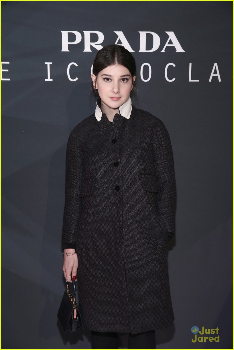 hailee steinfeld brittany snow are pitch perfect for prada 15