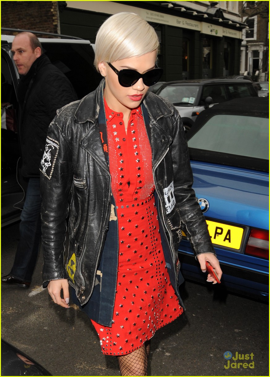 rita ora rocks two outfits in one day 03