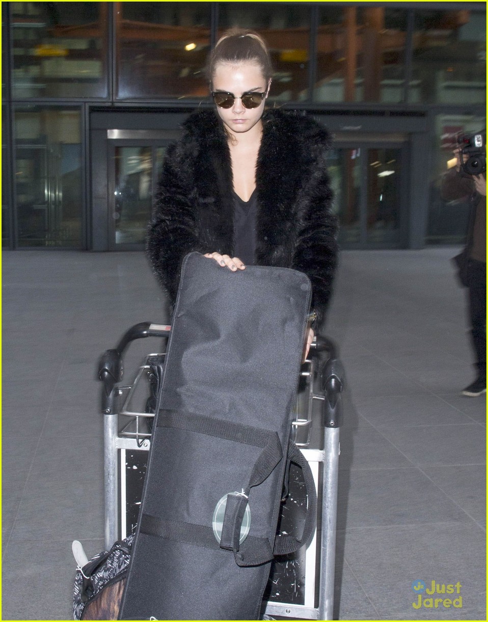 cara delevingne heads back to london after harry styles bday 03