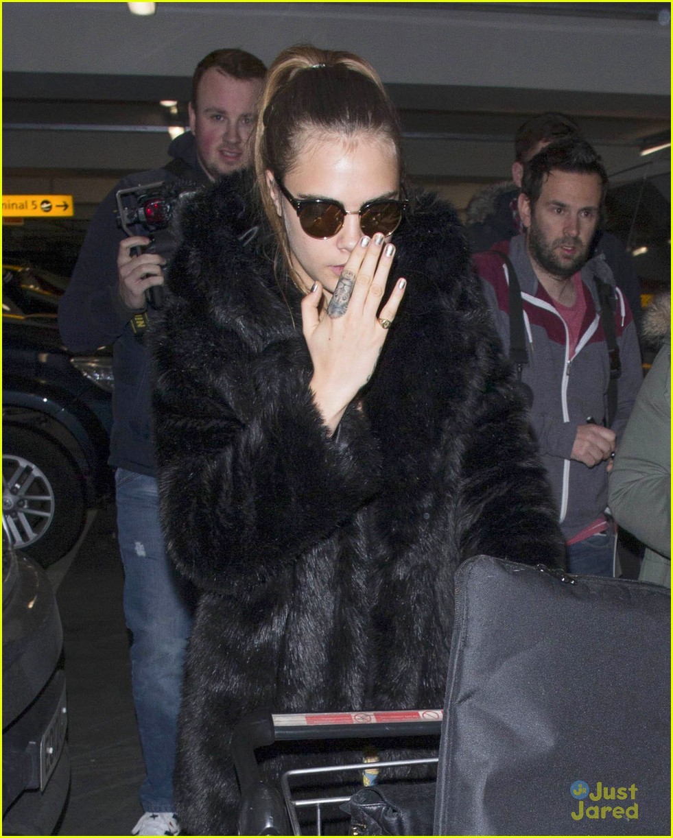 cara delevingne heads back to london after harry styles bday 05