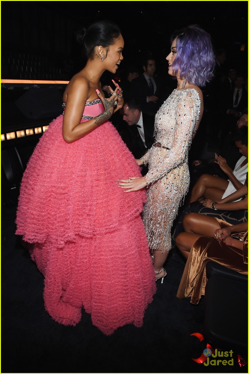 miley cyrus cups katy perrys boob at grammys 2015 06