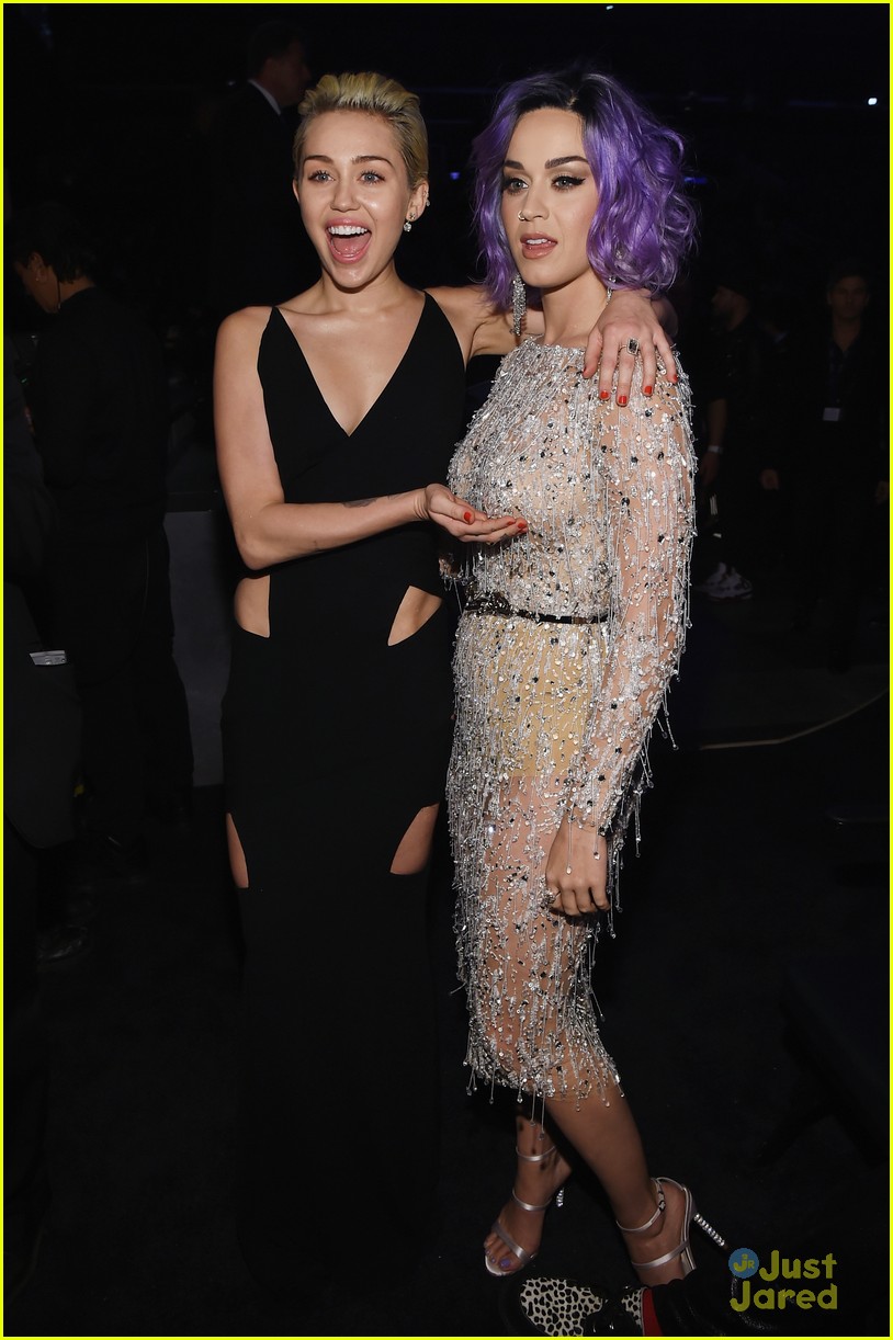 miley cyrus cups katy perrys boob at grammys 2015 08