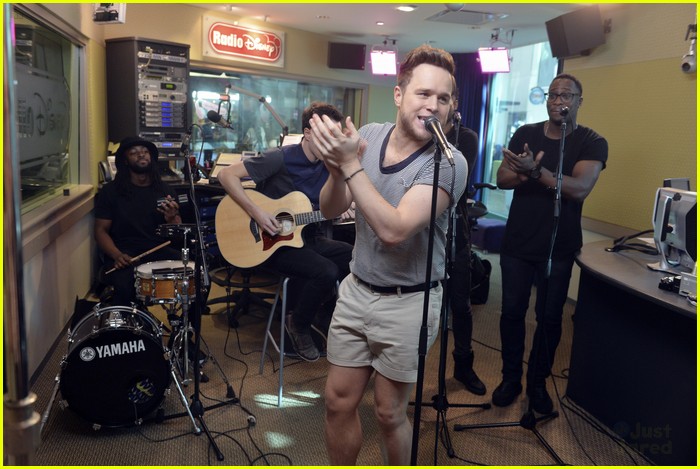 olly murs radio disney pics wrapped up acoustic 03