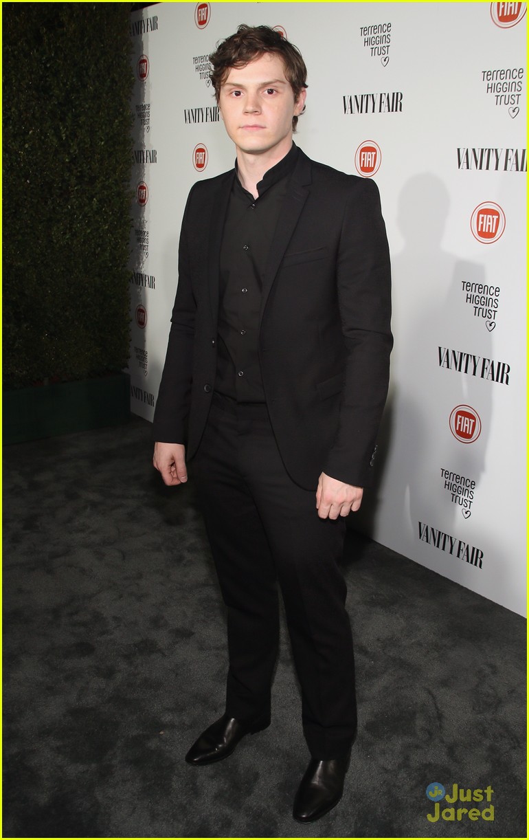 evan peters vanity fair young hollywood party 01